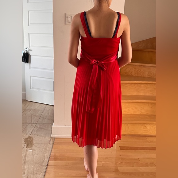 Red classic look dress - Picture 2 of 2